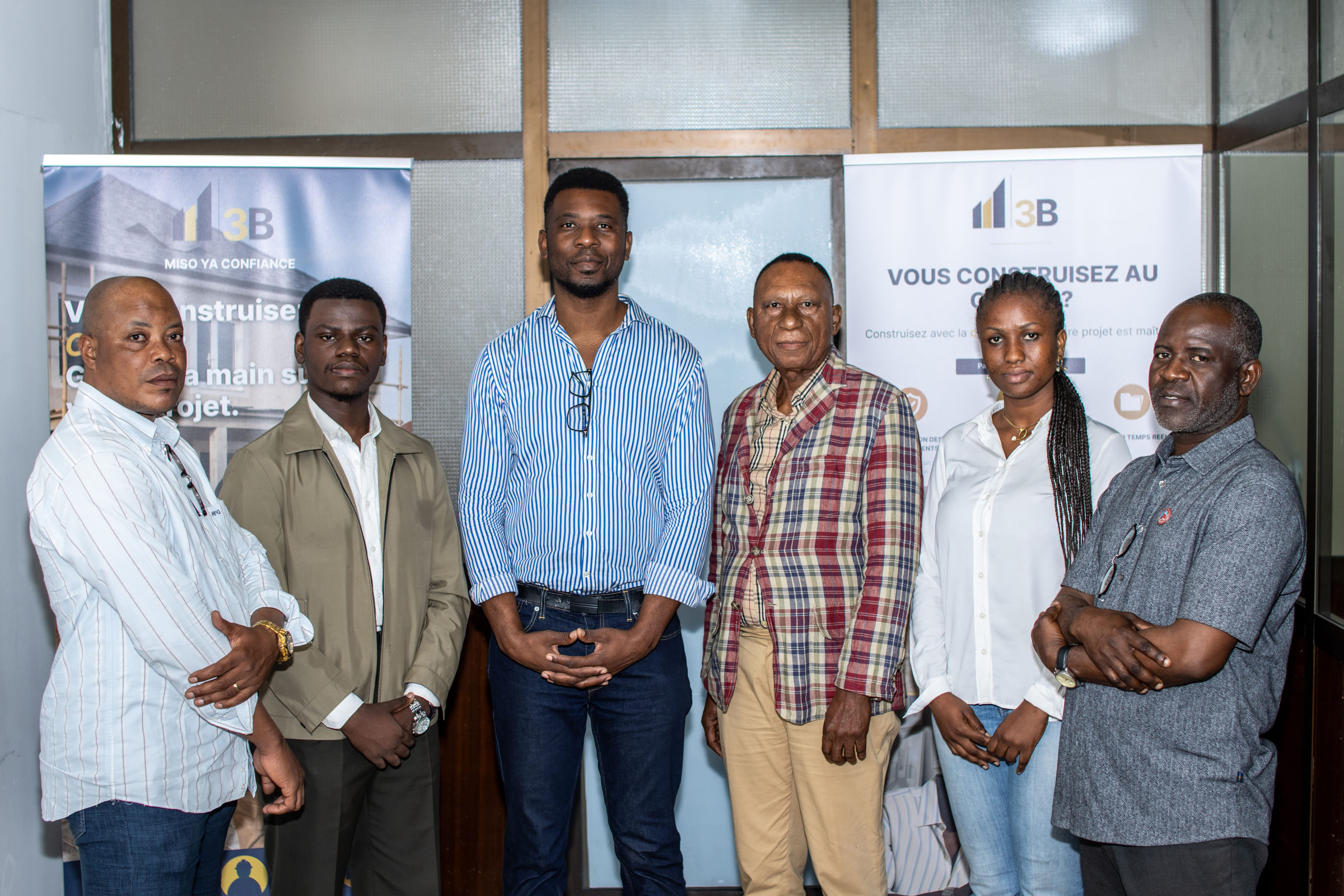 L'équipe de l'agence de Brazzaville devant les kakémonos 3B